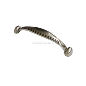 Tirador de metal audaz para muebles, armarios, cajones y puertas, que aporta un fuerte carácter visual a los interiores. - Product Image 1