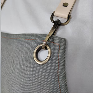 Delantal de peluquería de mezclilla con bolsillos de cuero, correas ajustables para uso en barberías y salones, diferentes colores y logotipos personalizados. - Product Image 3