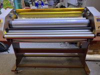 Impresora de Inyección de Tinta UV de 1.8m con Cabezales I3200, Tinta Ecológica, Color Vívido y Preciso para PP, Cuero, Lona, Barniz para Exteriores, Lámina Dorada