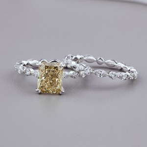 Anillo de Compromiso con Diamante Amarillo Cultivado en Laboratorio, Corte Radiante, Certificado por IGI, con Banda de Eternidad de Diamantes Marquise, Oro de 18K - Estilo Moderno - Product Image 1