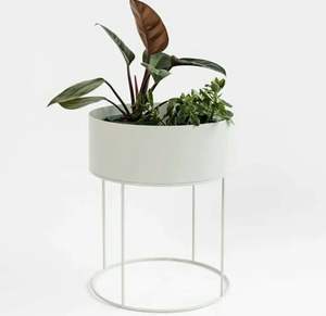 Maceta Moderna Acanalada de Metal Dorado – Maceta Decorativa para Interiores |   Elegante Soporte para Plantas de Mesa para Decoración del Hogar y la Oficina - Product Image 5