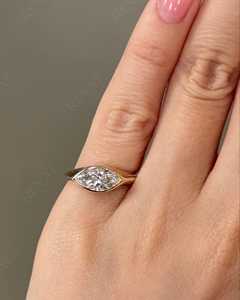 Anillo de Diamante Cultivado en Laboratorio de 1 Quilate, Corte Marquesa, Estilo East West, con Bisel, Anillo Solitario, Certificado IGI - Product Image 5