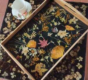 Plateau de service en bois avec fleurs séchées réelles dans de la résine époxy, fait main, décoration florale rustique pour la maison, plateau de table basse, cadeau unique - Product Image 4