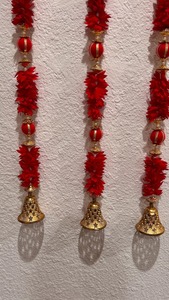 พวงมาลัยดอกมะลิผ้าสีแดงประดับกระดิ่งทองสำหรับตกแต่งงานแต่งงานแบบอินเดีย - Product Image 4