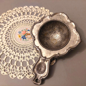 Infuseur à thé élégant en acier inoxydable portable, filtre à thé réutilisable en forme de boule avec longue poignée, couleur argent - Product Image 5