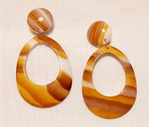 Boucles d'oreilles uniques en résine, cadeau pour elle, avec accents de perles, bijoux fantaisie en résine, artisanat de créateur - Product Image 2