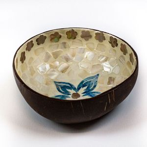 Elegante tazón de coco con incrustaciones meticulosas de nácar y motivos florales para una estética botánica de alta gama. - Product Image 4