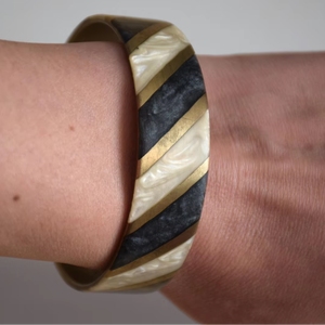 Brazalete de resina acrílica de calidad premium, joyería elegante para niñas y mujeres a los precios más bajos. - Product Image 1