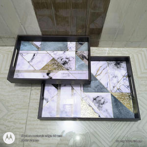 Plateaux en bois de résine de conception florale noire et blanche faits à la main - Product Image 5