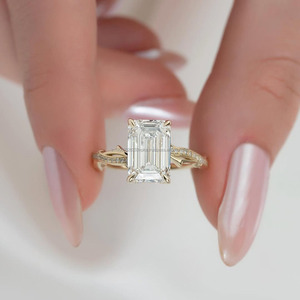 Anillo de Compromiso, Aniversario o Promesa para Mujer, con Moissanita Corte Esmeralda Única, Chapado en Oro sobre Plata de Ley 925 - Product Image 1