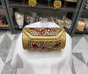 Bolso de mano de lujo hecho a mano con adornos de metal chapado en oro Kundan, personalizado, para bodas, eventos y fiestas. - Product Image 6