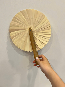 Éventail en feuille de palmier traditionnel, artisanal et écologique, couleur et design personnalisables, disponible pour les cadeaux et souvenirs de fêtes et de mariages - Product Image 2
