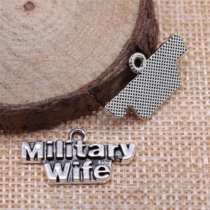 Colgante de Placa con la Inscripción '<span class=keywords><strong>Military</strong></span> Wife' de Aleación de Zinc Multicolor, 24x13mm, 1.8g, para Fabricación de Joyería DIY - Product Image 2