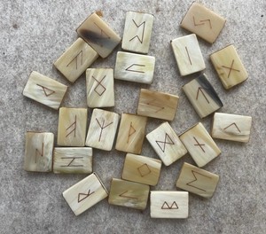 Juego de Runas Vikingas con Bolsa de Almacenamiento de Cuero, Símbolos Nórdicos Futhark, Herramienta de Adivinación para Coleccionistas Espirituales - Product Image 1