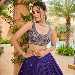 Lehenga Choli Morado Bordado de la Marca NF con Trabajo de Lentejuelas, Talla M, para Bodas - Product Image 2