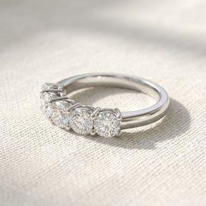 Anillo de Compromiso RIZTA JEWEL de Plata de Ley 925 con Cinco Piedras de Moissanita, Chapado en Rodio, Estilo Clásico, Banda Brillante con Pavé, para Boda - Product Image 2