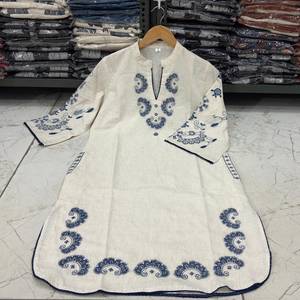 Ensemble Kurta et pantalon en organza blanc brodé pour femme, col montant, manches cloche, motif floral traditionnel, idéal pour mariage - Product Image 3