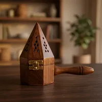 Brûleur d'encens pyramidal en bois unique avec un fermoir métallique sécurisé et une poignée profilée pour une portabilité sûre