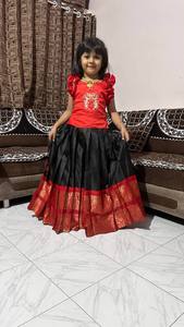 Présentation des dernières collections exclusives de vêtements pour enfants en soie pure jacquard tissée Zari, coupe ajustée traditionnelle, fabriquées par des designers. - Product Image 6