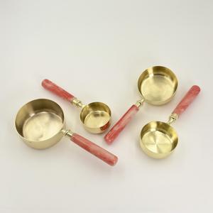 Juego de 4 piezas de tazas y cucharas medidoras de acero inoxidable con mango de resina y acabado PVD dorado, con escala, herramientas de cocina para hornear, suministro de fábrica - Product Image 4
