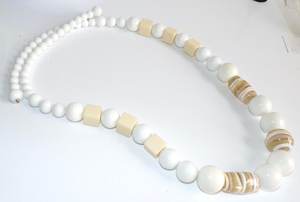 Collier de perles rondes blanches avec accents rayés et cubiques, bijoux fantaisie pour femmes, collier de perles épaisses en résine fait main, résine blanche - Product Image 3