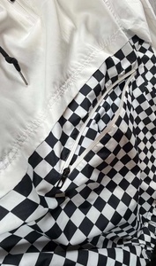 เสื้อแจ็คเก็ตฮู้ดกันลมลายตารางขาวดำแบบ Anorak  รับผลิตตามแบบ OEM พร้อมปักโลโก้  ตกแต่งสีสันแบบ Color Block  ผ้ากันน้ำ เหมาะสำหรับออกกำลังกายและเล่นกีฬา - Product Image 5