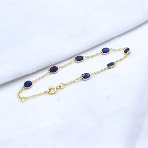 Bracelet en argent sterling 925 plaqué or avec saphir bleu naturel ovale serti clos, collection Memoria Jewels, vente en gros - Product Image 2