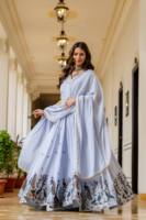 Ensemble Salwar pour femme en soie Chinon brodée, style Anarkali, avec Dupatta à bordure de perles et Patta en toile à grande évasement, cousu