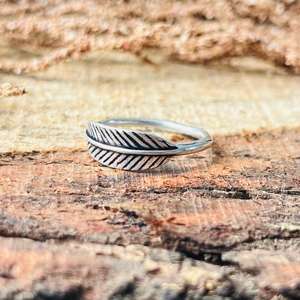 Bague en laiton pour femme, motif feuille, inspirée de la nature, finition argent oxydé, style minimaliste bohème, vente en gros - Product Image 3
