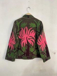 Chaqueta de terciopelo verde de lujo para mujer, con bordado tropical floral, estilo bohemio. - Product Image 4