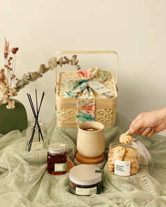 Cesta de Almacenamiento Multiusos Sisu Handicraft, Hecha a Mano, de Bambú Verde y Rojo Natural, Ecológica y Segura para Alimentos - Product Image 1