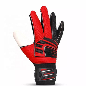 Gants de gardien de but professionnels rouge et noir de qualité supérieure pour le football, conçus avec une paume en latex à haute adhérence pour un contrôle du ballon supérieur. - Product Image 4