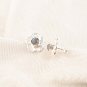 Pendientes de Botón Redondos de Labradorita Gris de Niharika Gems, Diseño de Lujo Chapado en Plata para Bodas y Fiestas Unisex - Product Image 3