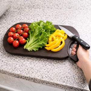 Planche à découper en résine avec manche en bois, rectangulaire, brun foncé, pour la préparation culinaire, passe au lave-vaisselle, épaisseur 1,5 cm - Product Image 1