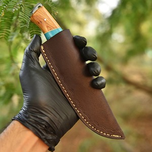 Cuchillo de desollar Black Smith 1987 hecho a mano, de acero de Damasco de grado industrial, con mango de madera, incrustaciones de turquesa y funda de cuero. - Product Image 5