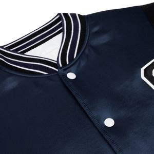 Veste de baseball courte en satin noir pour femme, avec logo personnalisé et patchs lettres, style streetwear décontracté, mode hiver pour femme - Product Image 3