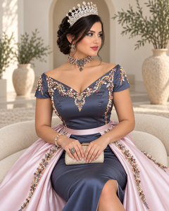 Robe de mariée algérienne maxi élégante bleu ardoise avec col en V, broderies de perles et de cristaux, surjupe en satin rose poudré et manches courtes - Product Image 1