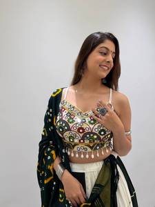Lehenga traditionnel de créateur spécial Navratri en rayonne avec broderie motif Kali, blouse ornée de miroirs et dupatta imprimé Bandhani pour les fêtes - Product Image 1