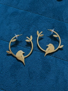 Boucles d'oreilles créoles en laiton plaqué or, motif oiseau et branche, bijoux fantaisie pour femme, cadeau - Product Image 3