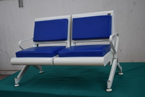ม้านั่งพักคอยโรงพยาบาลพร้อมเบาะสีน้ำเงิน โครงเหล็กสีขาว ที่นั่งคู่ เฟอร์นิเจอร์คลินิก สำหรับใช้ทางการแพทย์ - Product Image 1