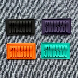 Biểu Tượng Tùy Chỉnh Sản Phẩm Thời Trang Mềm PVC Logo Sản Phẩm Vá Cao Su 3D Nhãn Dập Nổi May Mặc Cao Su Thẻ Cho Quần Áo - Product Image 1