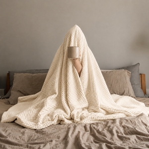 Manta de Algodón Texturizado de Lujo con Patrón de Waffle para Cama - Product Image 1