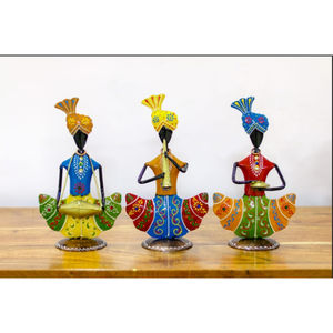 Ensemble de figurines en métal mobiles Art Déco représentant des musiciens folkloriques traditionnels du Rajasthan (lot de 3) pour Diwali et Pâques, pour les enfants de 3 à 6 ans - Product Image 1