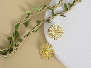 Pendientes de botón florales de latón chapado en oro de 18 quilates Golden Daisy Bloom para mujer, joyería de lujo para fiestas - Product Image 3