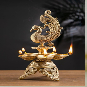 Diya artistique à une seule mèche avec une plaque décorative en forme d'éventail et une base à plusieurs niveaux. Disponible à prix de gros. - Product Image 4