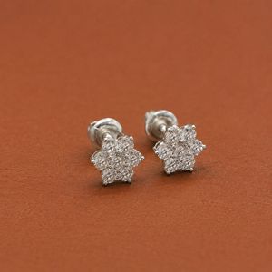Pendientes Pequeños de Plata de Ley S925 con Diseño de Flor Delicada y Racimo de Diamantes de Corte Redondo para Mujer - Product Image 2