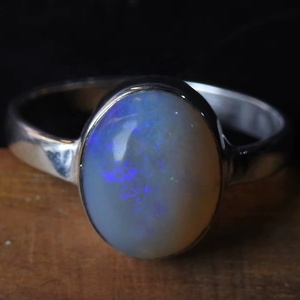 Anillo de Boda de Plata Maciza Australiana con Ópalo - Color Multifuego, Talla 6.5 de EE. UU., Engaste de Garras, Regalo para Fiesta o Boda - Clásico Hecho a Mano - Product Image 1