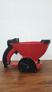 Épandeur rotatif manuel en plastique rouge pour engrais et semences d'herbe, design moderne ODGGAD005 - Product Image 4