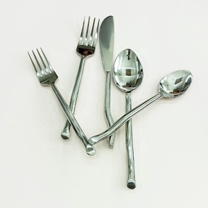 Ensemble de couverts plaqué argent en acier inoxydable de haute qualité avec couverts à poignée longue torsadée pour hôtel à la maison - Product Image 5