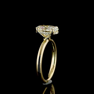 Bague de fiançailles minimaliste en or jaune massif 18 carats avec diamant ovale solitaire certifié IGI de 2 carats et 4 griffes, vente en gros - Product Image 4